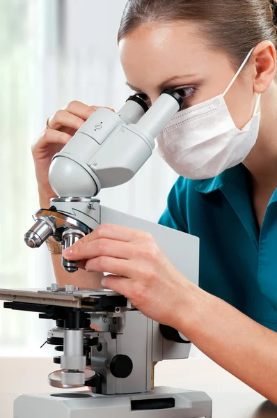 Medico con microscopio — Foto Stock