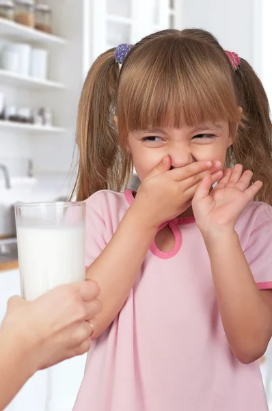 かわいい小さな女の子と台所で牛乳のガラス — ストック写真