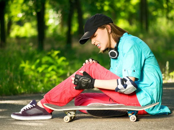 Ragazza adolescente con skateboard — Foto Stock