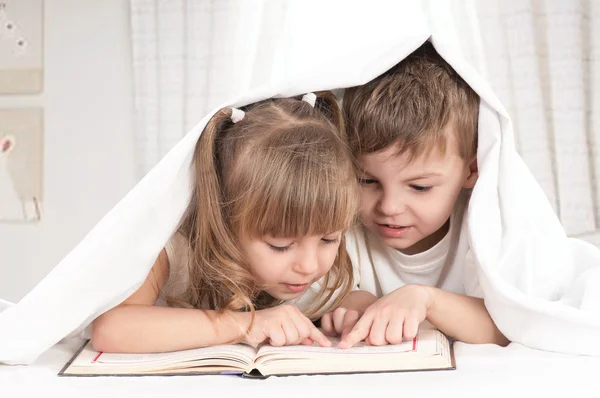 Niños con libro — Foto de Stock
