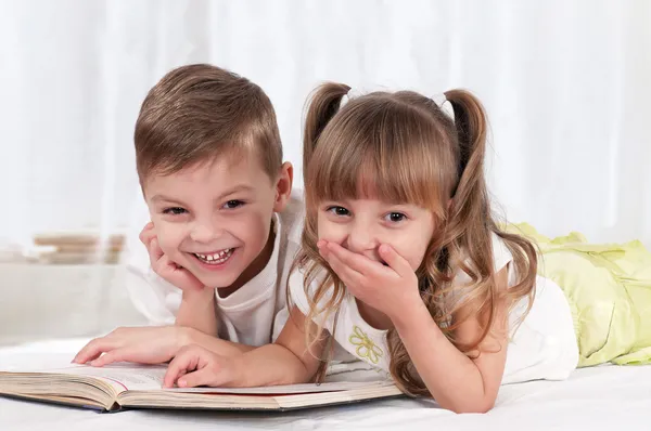 Niños con libro —  Fotos de Stock