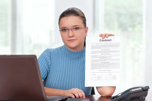 Businesswoman with contract — Stock Photo, Image