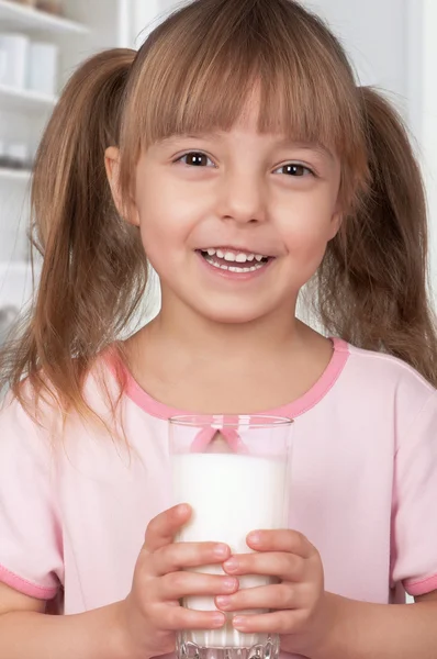 牛奶的女孩 — 图库照片