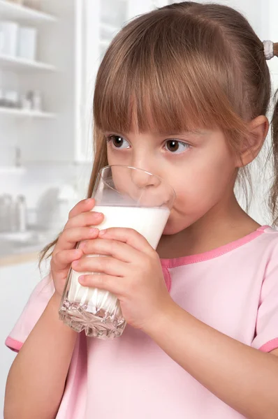 Gadis dengan susu — Stok Foto
