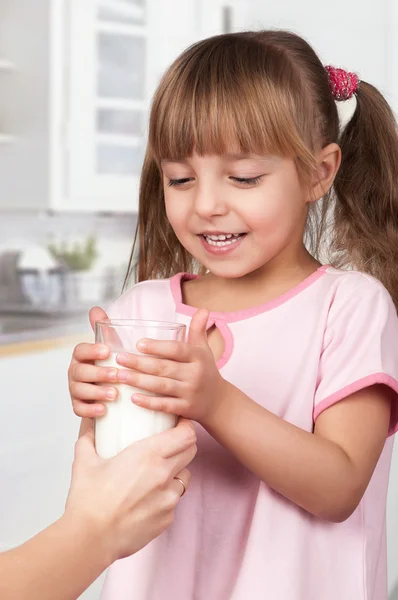 Chica con leche —  Fotos de Stock