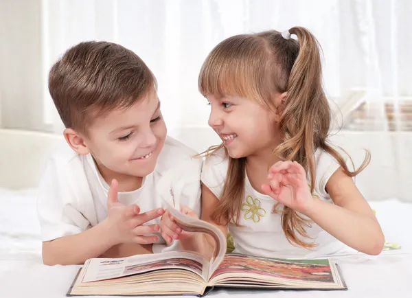 Děti s knihou — Stock fotografie