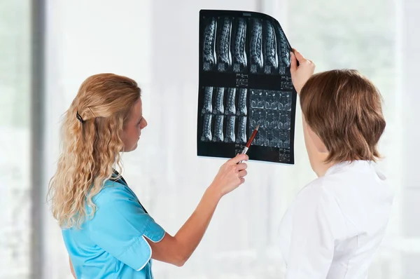Ärzte mit Röntgenbild — Stockfoto