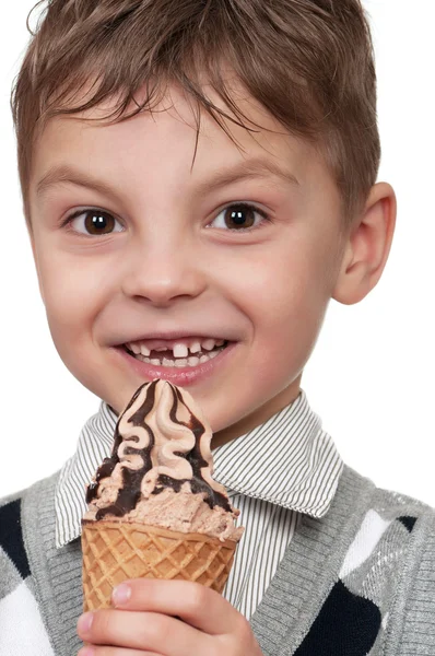 Gutt med iskrem – stockfoto