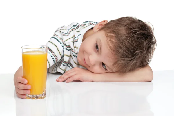 Bir bardak meyve suyu ile çocuk — Stok fotoğraf