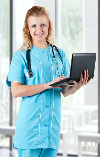 Médecin avec ordinateur portable — Photo