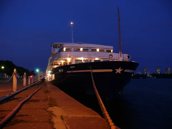 Fartyget i Moskva floden station på natten Royaltyfria Stockfoton