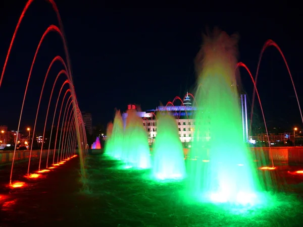 Farbfontänen in Kazan. Nachtsicht — Stockfoto