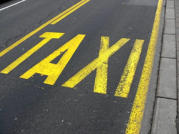 Gele weg ondertekenen op asfalt - taxi. Belgrado. Servië — Stockfoto