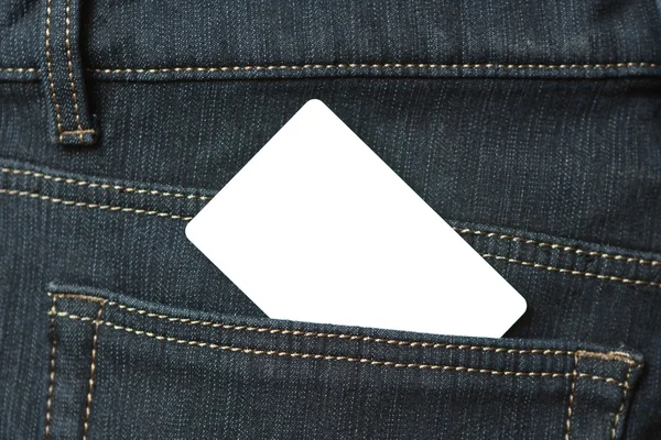 Tarjeta en blanco en el bolsillo trasero de los vaqueros Imagen De Stock