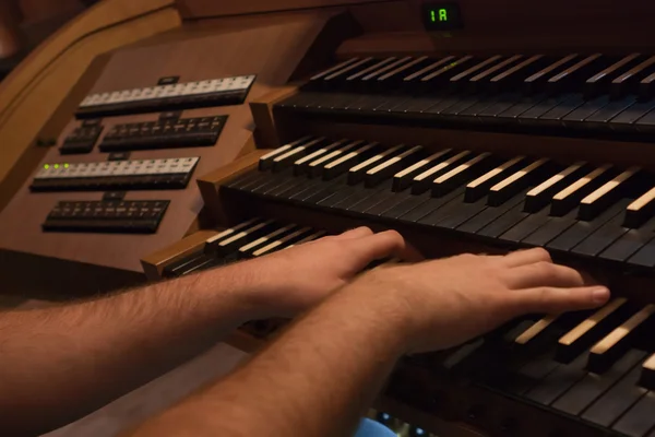 Руки Клавіатурі Органу Стокове Фото