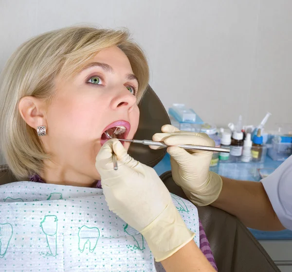 Κοπέλα Στη Ρεσεψιόν Τον Οδοντίατρο — Φωτογραφία Αρχείου