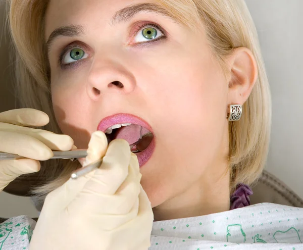 Die Junge Frau Empfang Beim Zahnarzt — Stockfoto
