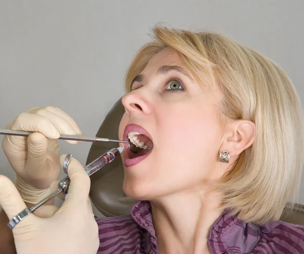 Der Zahnarzt Spritzt Der Jungen Frau Eine Spritze — Stockfoto