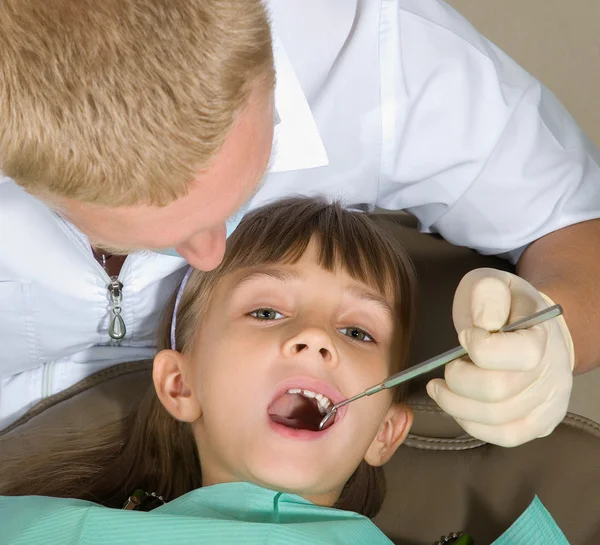Κοριτσάκι Στο Υποδοχή Στον Οδοντίατρο — Φωτογραφία Αρχείου