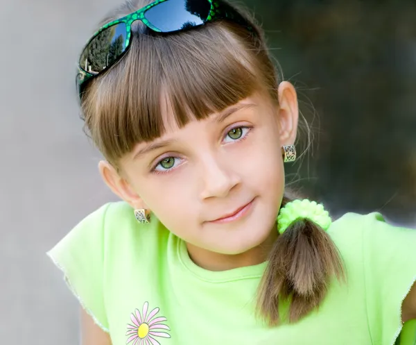Das Mädchen Grüner Bluse Wird Aus Nächster Nähe Fotografiert — Stockfoto