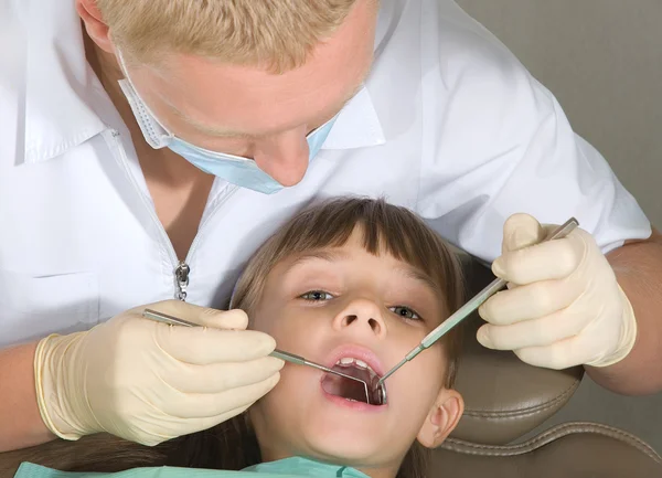 Den Lilla Flickan Mottagning Hos Tandläkaren Stockbild