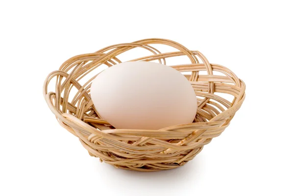 Egg lay in a woven basket — Stock Photo, Image