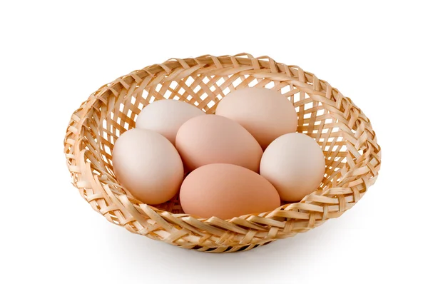 Huevos yacen en una cesta tejida — Foto de Stock