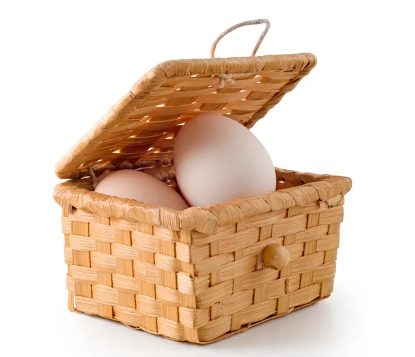 Le uova depongono in un cestino tessuto — Foto Stock