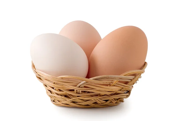 鸡蛋躺在编织的篮子里 — 图库照片