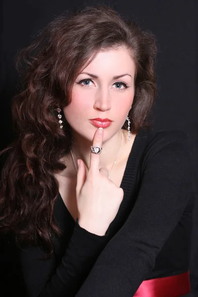 Gesicht einer schönen jungen Frau mit einem Ring am Finger — Stockfoto