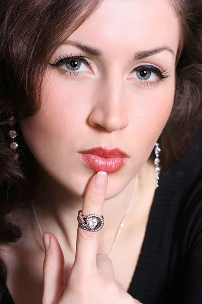 Лицо красивой молодой женщины крупным планом и кольцо на пальце — стоковое фото