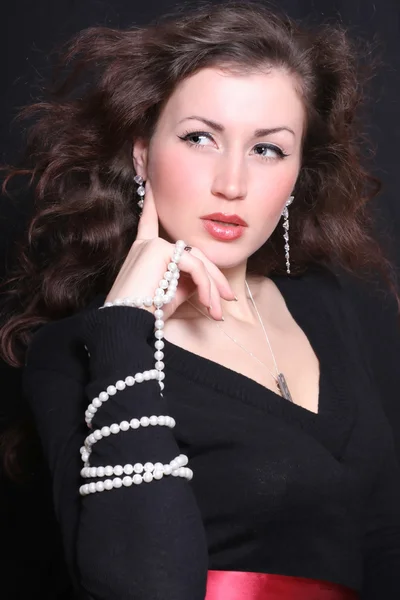 Mulher elegante e bonita em jóias — Fotografia de Stock