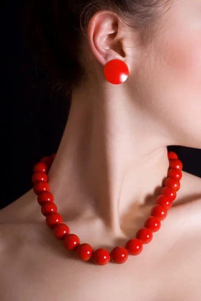 Rote Perlen Und Eine Runde Fessel Seinen Hals Ein Schönes — Stockfoto