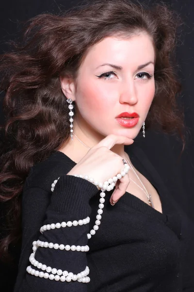Mulher elegante e bonita em jóias — Fotografia de Stock