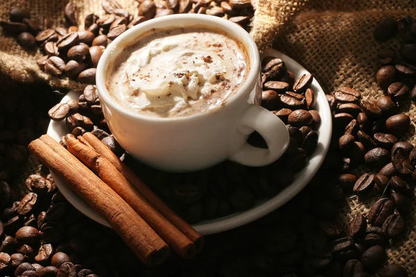 Taza de café con crema y canela — Foto de Stock