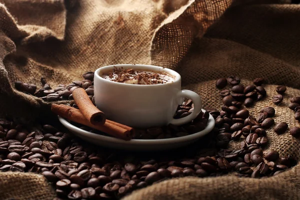 Tasse Kaffee Mit Sahne Und Zimt — Stockfoto