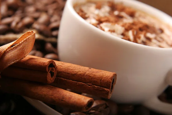Cup of coffee with cream and cinnamon — Stock Photo, Image