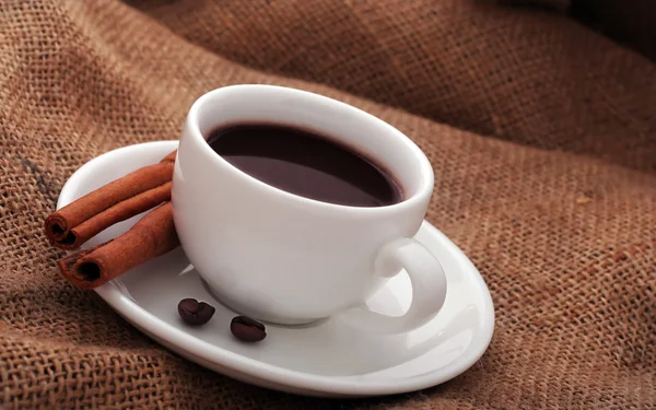 Tasse Kaffee mit Sahne und Zimt — Stockfoto