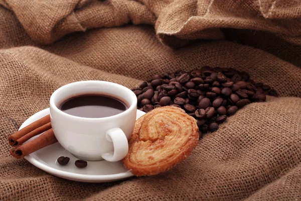 Šálek kávy se smetanou a skořicí — Stock fotografie