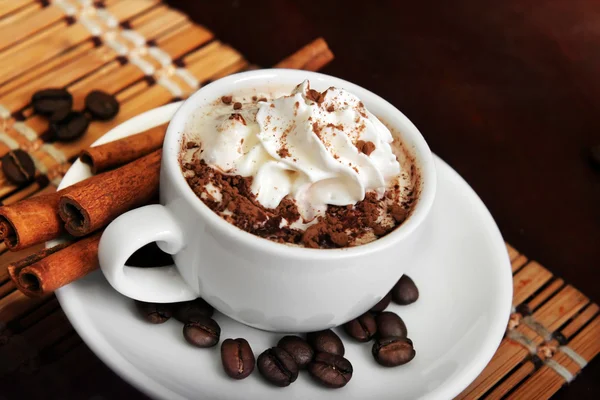 Taza de café con crema y canela — Foto de Stock