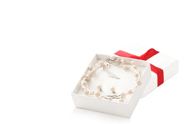 Boîte blanche ouverte avec perles — Photo