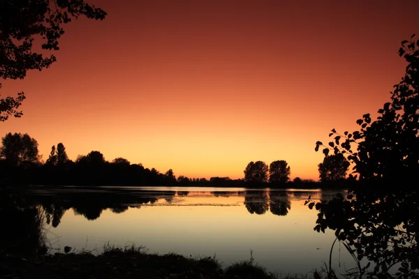 Pôr do sol sobre lago Fotografias De Stock Royalty-Free