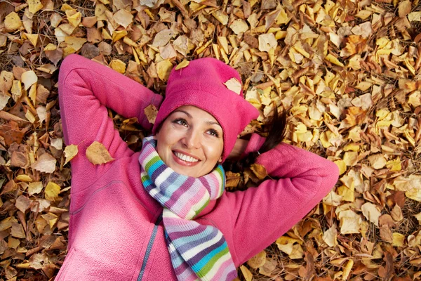 Glückliche Frau im Herbst — Stockfoto