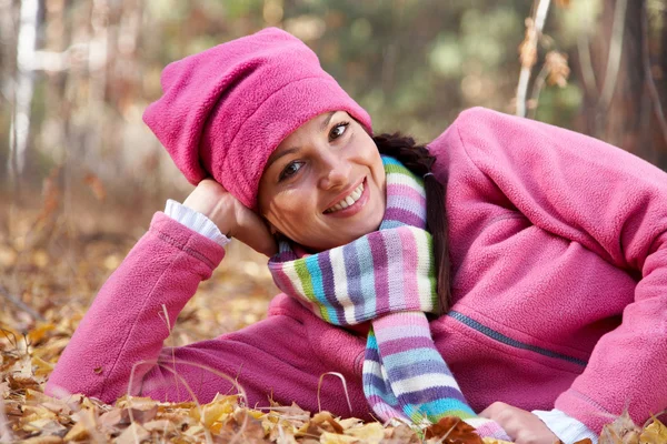 Mujer feliz en otoño — Foto de Stock