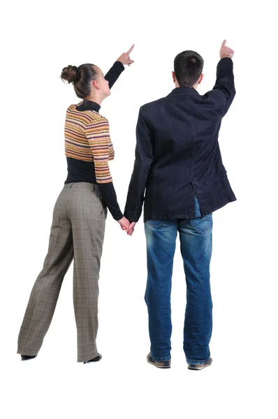 若いカップルが壁で指します。背面ビュー. — ストック写真