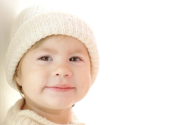 Aranyos baba lány meleg ruhát visel — Stock Fotó
