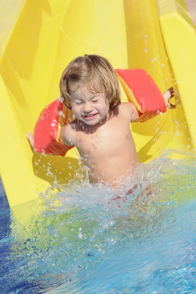 Lyckligt barn ha roligt i aquapark Royaltyfria Stockfoton