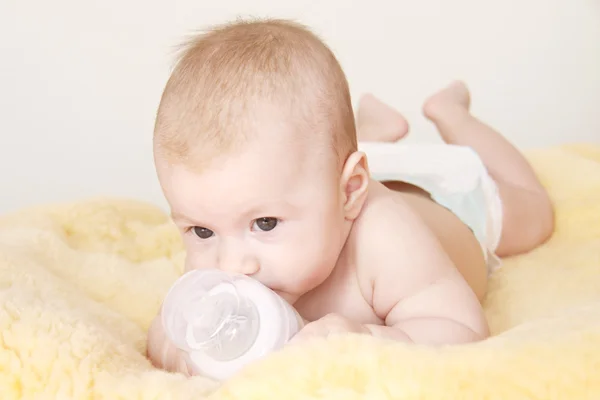 Lindo bebé con botella de leche —  Fotos de Stock