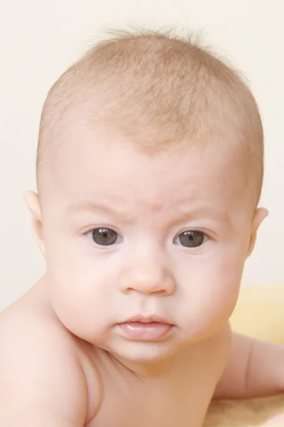 Portret dziecka ciekawy — Zdjęcie stockowe