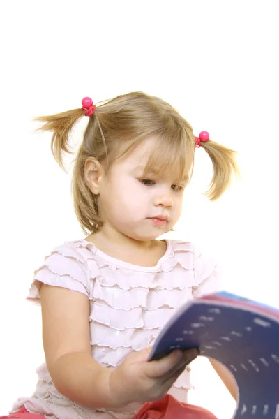 Χαριτωμένο κοριτσάκι διαβάζει το βιβλίο — Φωτογραφία Αρχείου